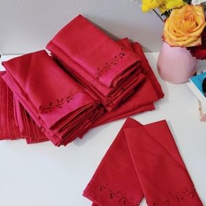 Red Holly Tablecloth and 8 napkins